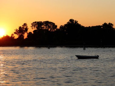 Günbatımı ve tekne büyük güneş
