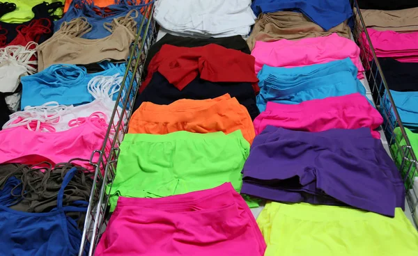 Spodní prádlo obchod s velmi barevné kalhotky — Stock fotografie