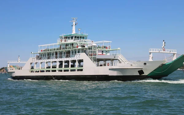 Grande nave da carico per il trasporto di auto e camion — Foto Stock