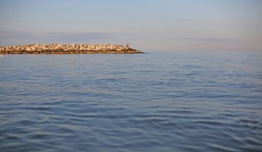 Deniz ve balıkçı ile sessiz bir manzara