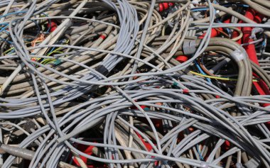 arka planını birçok terk edilmiş elektrik telleri
