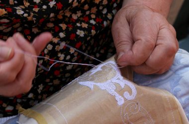 Tombolo ve c ile bir dantel nakış yaşlı bir kadın elinde