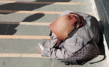 Yaşlı Çingene Kadın başörtüsü kafa ve uzun etek ile 