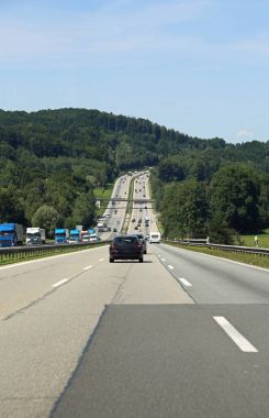 her yön için üç şeritli uzun otoban