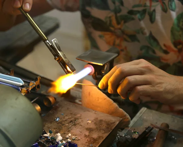 Glassmaker while melting and shaping the glass with a very high — Stock Photo, Image