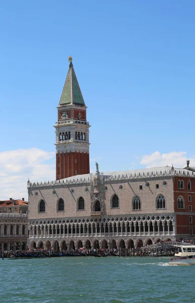 Venetië Italië Campanile van San Marco en het Dogenpaleis foto — Stockfoto