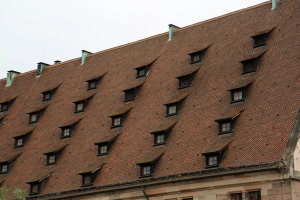 Дивний дах будинку з мансардними вікнами — стокове фото