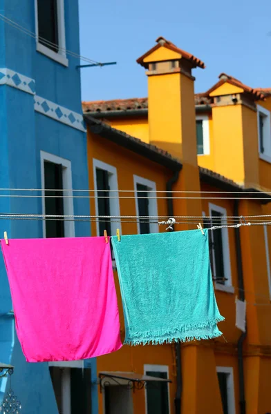 Burano je ostrov nedaleko Benátek v severní Itálii slavné prostřednictvím — Stock fotografie