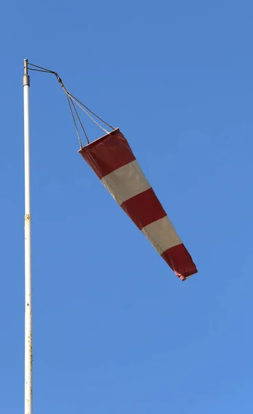 Rode en witte molen aan het signaal van de windrichting — Stockfoto