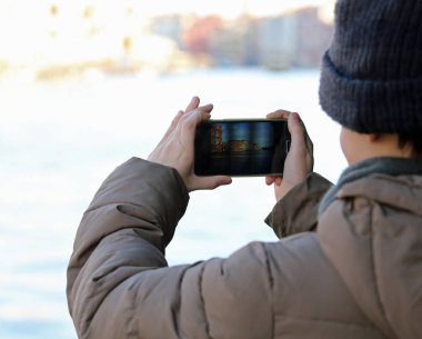 çocuk alır resimleri ile modern smartphone bir kış aylarında tr