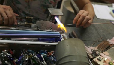 eş sıcak alev ile çalışmaktadır