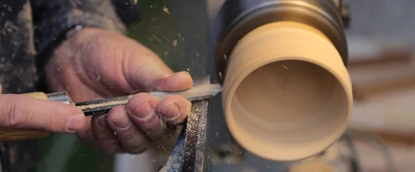 Abile artigiano durante la lavorazione del pezzo di legno con il lat — Foto Stock