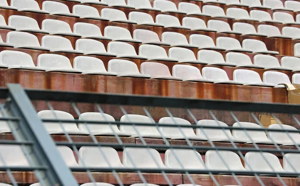 Malla metálica robusta en el estadio para dividir los ventiladores en la escalera —  Fotos de Stock