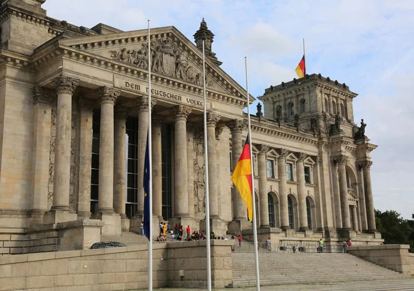 国会議事堂、ドイツ議会半分マスに旗 — ストック写真