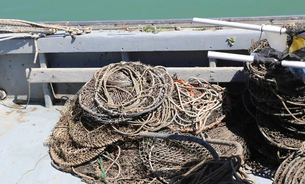 Netz in einem Boot wartet auf den Start zum Fischen — Stockfoto