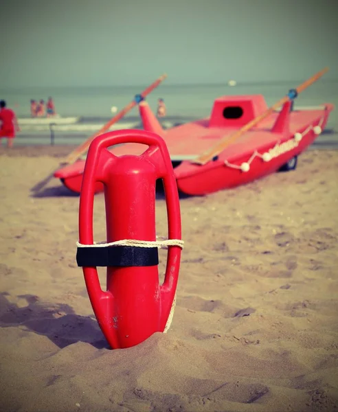 Reddingsboei lifter en reddingsboot op het strand — Stockfoto