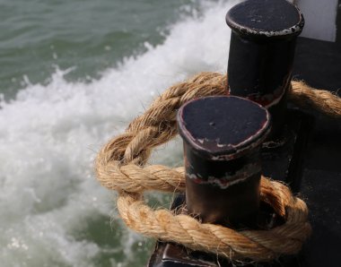 gemiyi limana demirlemek için ip