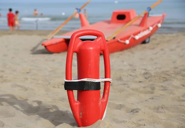 救命浮環とライフガードの救助艇 — ストック写真