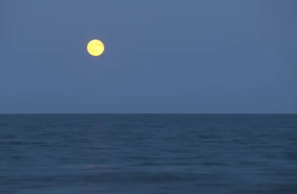 大きな満月と海 — ストック写真