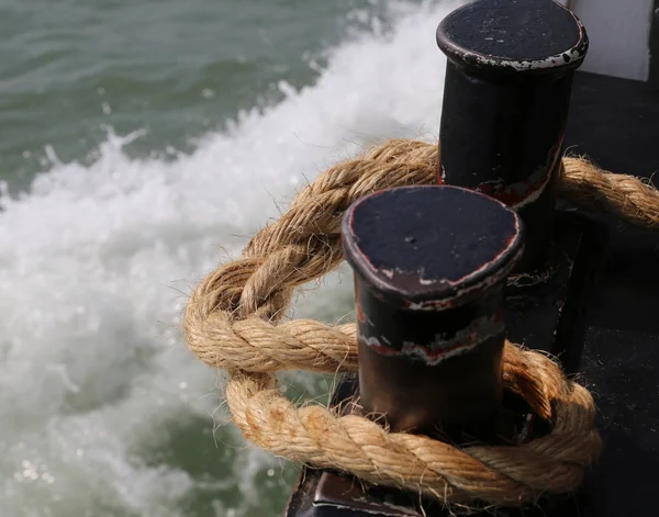 gemiyi limana demirlemek için ip