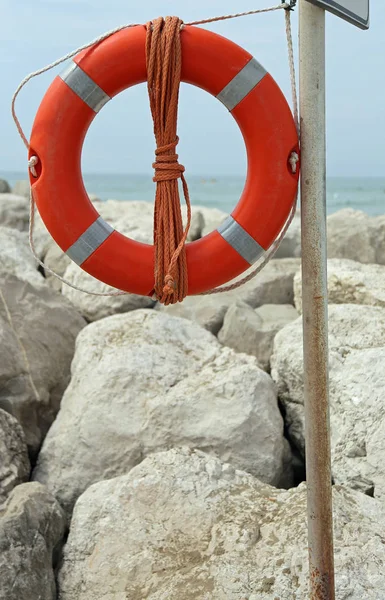 Μεγάλο κόκκινο σημαδούρα πάνω στα βράχια για να βοηθήσει τους κολυμβητές — Φωτογραφία Αρχείου
