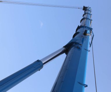 Güçlü bir vinç büyük hidrolik kolu