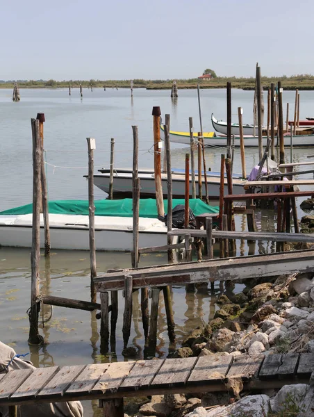 Лодка пришвартована на венецианской лагуне — стоковое фото