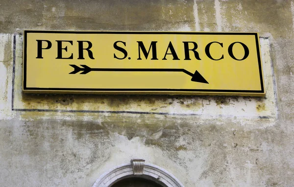 Straatnaambord in Venetië met routebeschrijving naar de St. Mark — Stockfoto