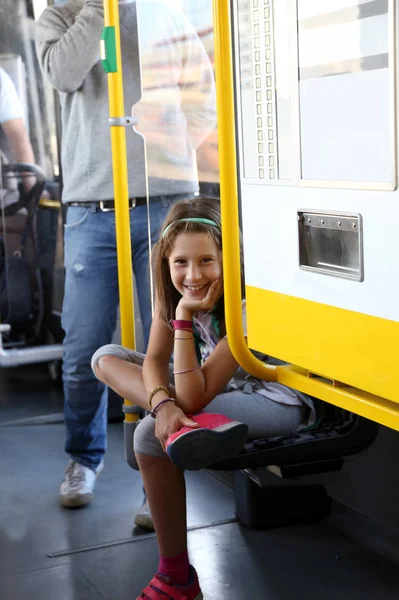 Улыбающаяся маленькая девочка в трамвае во время посещения города — стоковое фото
