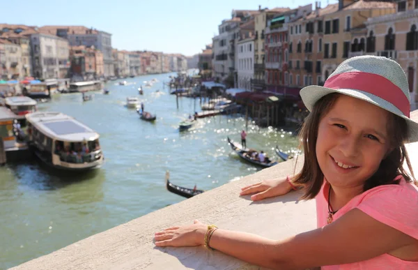 Menina acima da ponte Rialto em Veneza, na Itália e o b — Fotografia de Stock