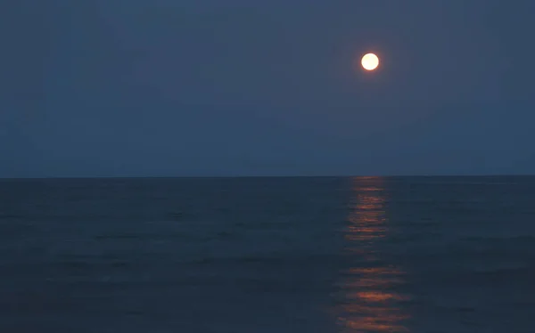 Big red moon on evening — Stock Photo, Image