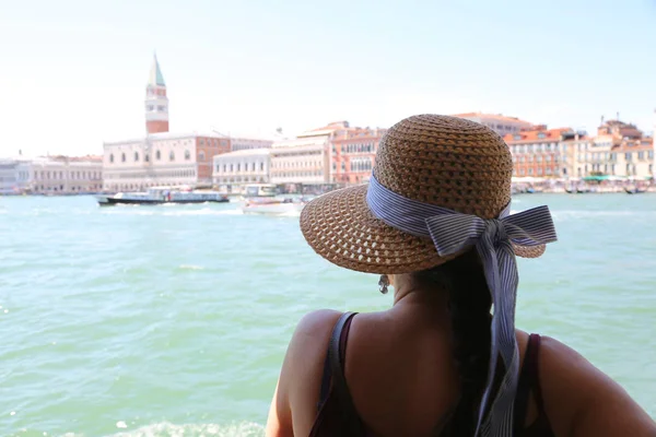 Mulher rica com chapéu de palha na vista turística na cidade de Veneza — Fotografia de Stock