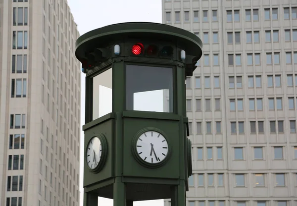Sehr alte ampel mit uhr auf dem großen ostberliner platz namens potsdamer platz — Stockbild Alte ampel auf dem großen ostberliner platz namens potsdam — Stockfoto