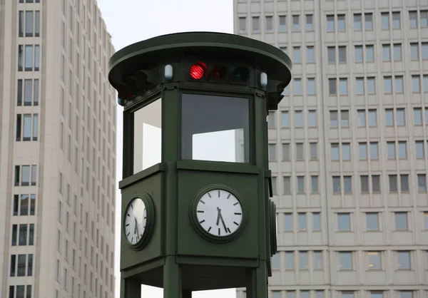 Vecchio semaforo nella grande piazza di Berlino Est chiamata Potsdam — Foto Stock
