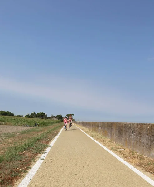 Dos jóvenes ciclistas en el carril bici — Foto de Stock