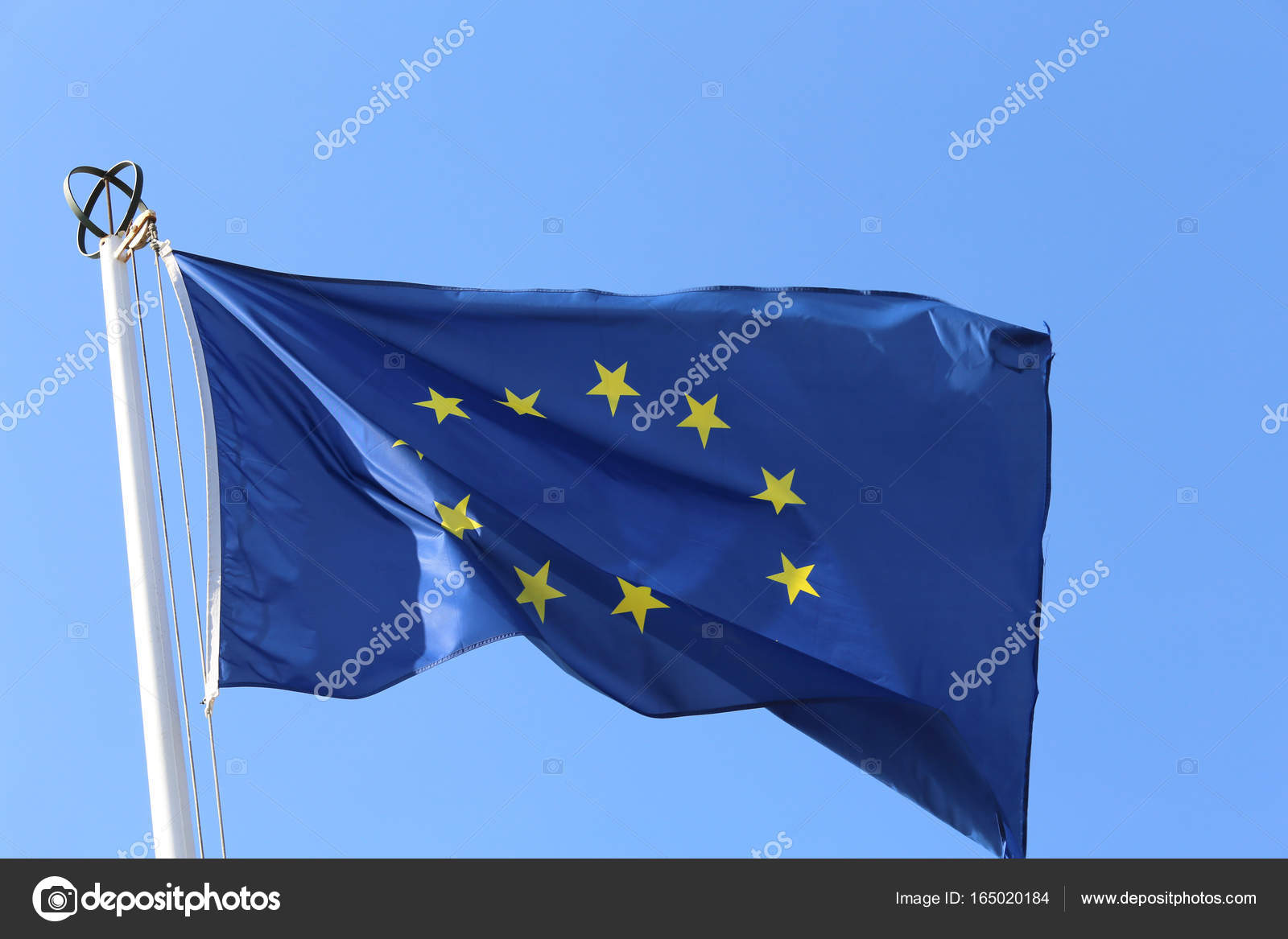 Drapeau Européen Avec Des étoiles Jaunes Et Bleu Ciel
