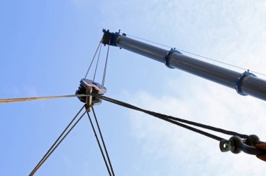 Yük kaldırma için güçlü bir vinç büyük hidrolik kol