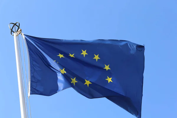 Европейский флаг с желтыми звездами и голубым небом — стоковое фото
