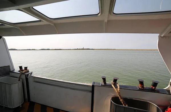 Navio de passageiros para o transporte de turistas para Veneza chamado VA — Fotografia de Stock