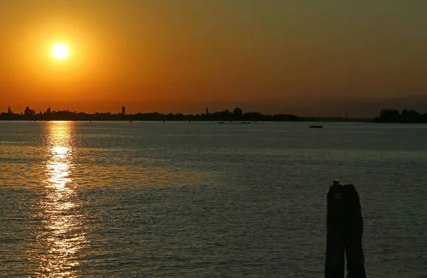 Gele zon bij de zonsondergang met reflecties op het water van de advertentie — Stockfoto