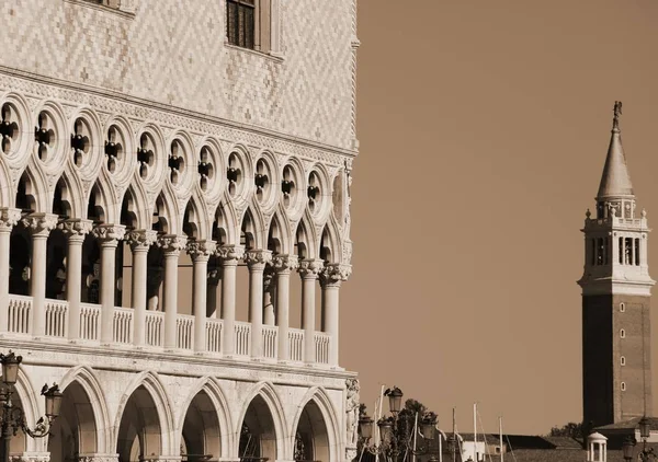 Palácio Ducal e a torre sineira da Igreja de São Jorge em Veneza — Fotografia de Stock