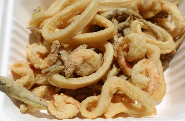 Patatine fritte con gamberetti e calamari nel ristorante di pesce — Foto Stock