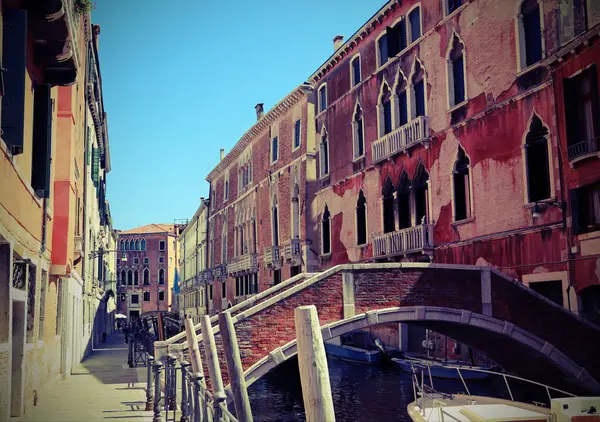 Vue sur les vieilles maisons de Venise et un pont en brique — Photo