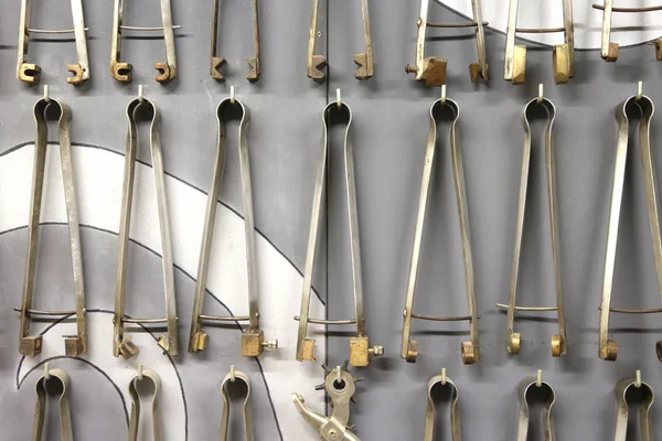 Instrumenten die worden gebruikt door glasblazers voor sieraden creaties — Stockfoto