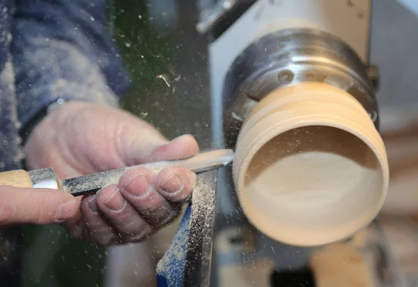 Artesano experto durante el trabajo de la pieza de madera en la carpa —  Fotos de Stock