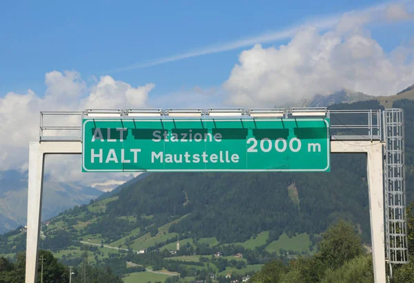 Дорожный знак на границе между Италией и Австрией в месте с — стоковое фото