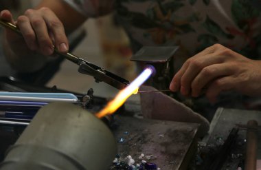 Glassmaker ise erime ve çok yüksek ile cam şekillendirme 