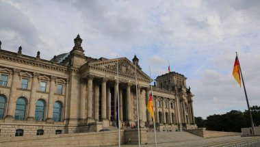 Reichstag Binası Parlamentosu Almanya Berlin'de büyük f ile değil.