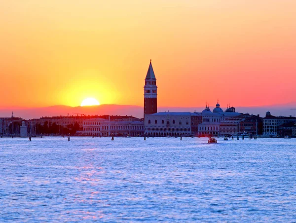 Sun at SUNSET in VENICE in Italy and the Campanile — Stock Photo, Image
