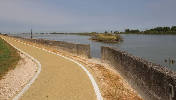 Curve on the bike path near the sea — Stock Photo, Image